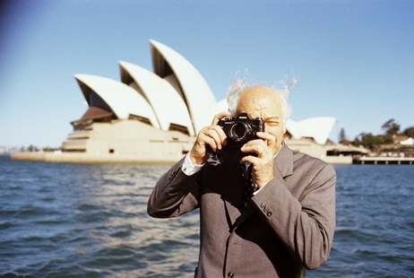 Walter Scheel mit Fotoapparat vor der Oper von Sydney 